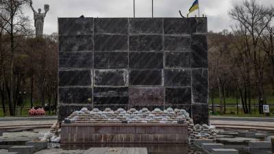 Una escultura de los fundadores de Kiev, Kiy, Schek, Khoryv y Lybid cubierta con madera y sacos de arena para protegerla de posibles ataques hoy, en Kiev (Ucrania).