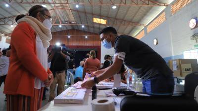 Hondureños ejerciendo el voto en las elecciones generales de noviembre de 2021.