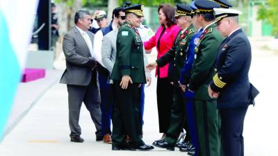 <b>El general de Brigada Mario Arnoldo Bueso Caballero saluda a Roosevelt Hernández, jefe del Estado Mayor Conjunto.</b>