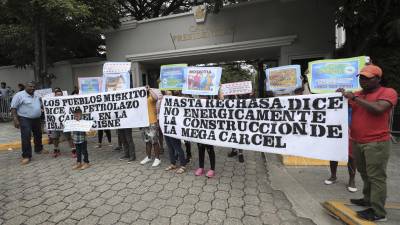 Integrantes de la Plataforma de los Pueblos Indígenas de Honduras marchan este lunes, en Tegucigalpa (Honduras).