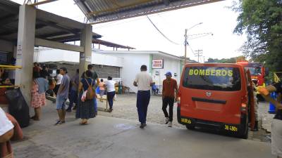 Tres unidades del cuerpo de bomberos se trasladaron al triaje de medicina interna de adultos, donde se registró el conato de incendio.