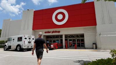 Target enfrenta duras críticas por celebrar el mes LGTBI en sus tiendas en EEUU.