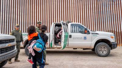 Una mujer y su hija son detenidas por la Patrulla Fronteriza tras ingresar ilegalmente a EEUU.