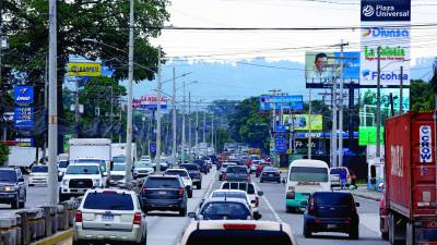 Son las 10:00 de la mañana y la carga vehicular en el bulevar del norte ya es igual al de la tarde, ya no parece haber diferencia entre las horas para caer en un embotellamiento. Fotos: Moisés Valenzuela.