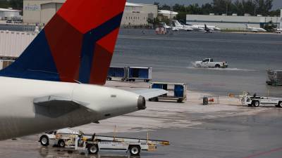 El aeropuerto de Fort Lauderdale reabrirá hasta el viernes tras las fuertes lluvias que inundaron las pistas.