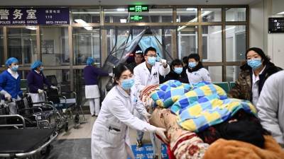 Una persona herida en un terremoto recibe tratamiento en un hospital del condado autónomo Minhe Hui y Tu de la ciudad de Haidong, provincia de Qinghai, China, 19 de diciembre de 2023.