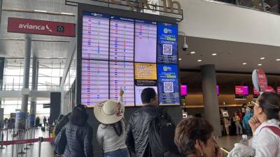 Viajeros en el Aeropuerto Internacional El Dorado, de Bogotá.