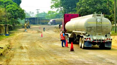 <b>En la comunidad de Descombros, entre Atlántida y Colón hay tramos dañados. Fotos: Carlos Molina</b>