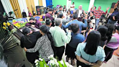 <b>Familiares y amigos oran por el descanso eterno de María Borjas Montoya.</b>