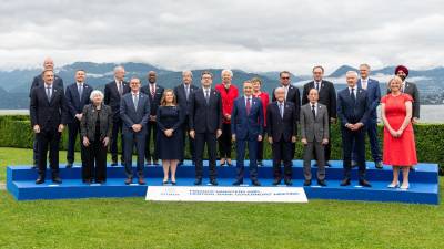 Los ministros de Economía y los gobernadores de bancos centrales posan para una foto colectiva durante la reunión de ministros de Finanzas y gobernadores de Bancos Centrales del G7 celebrada en Stresa, al norte de Italia.