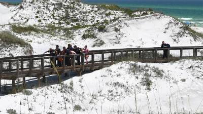 Dos personas sufrieron amputaciones tras ser atacadas por tiburones en Florida.