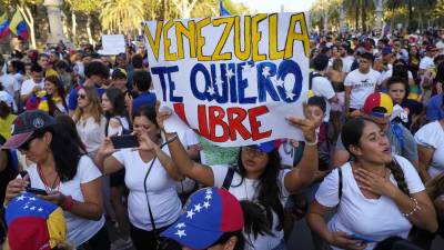 Miles de opositores venezolanos se movilizan este sábado en las principales ciudades del país y en el extranjero en defensa de “la verdad” de las presidenciales del pasado 28 de julio, en las que la mayor coalición opositora asegura que ganó su abanderado, Edmundo González Urrutia, pese al resultado oficial que dio el triunfo al mandatario, Nicolás Maduro.