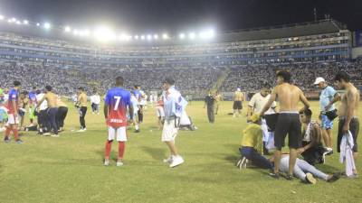 La estampida de aficionados que en la noche del sábado dejó doce muertos en el estadio Cuscatlán.