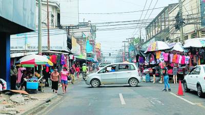 Atrás quedaron las calles y avenidas que se recuperaron un día hoy las aceras se perdieron, los carros hacen hasta tres filas, los puesto de venta aumentan y la basura y mal olor está por doquier.