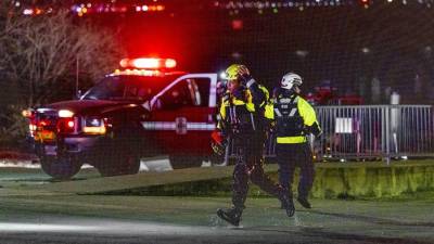 Rescatistas trabajan en el río Potomac buscando los restos de las víctimas.