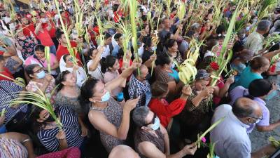 La feligresía de San Pedro Sula acudió desde temprano a la bendición de los palmas en el Instituto María Auxiliadora.