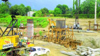 Tras siete meses de construcción, así avanzan los trabajos en el puente y todas las obras que comprende el proyecto en la prolongación del bulevar Jardines del Valle. Fotos: Franklin Múñoz