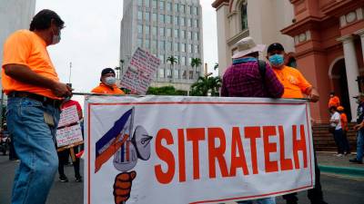 <b><span class=mln_uppercase_mln>reclamo.</span></b> Empleados de Hondutel protestan por el pago de salarios atrasados en San Pedro Sula.