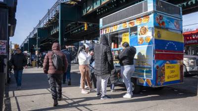 Las vidas de cientos de inmigrantes que venden comida en puestos callejeros de Nueva York, la de los jornaleros que son contratados día a día, la de los repartidores de restaurantes y la de aquellas que se ocupan del servicio doméstico han dado un vuelco ante el temor desatado por las redadas puestas en marcha por la administración del presidente Donald Trump.