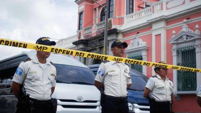 Agentes policiales resguardan el Tribunal Supremo Electoral de Guatemala, durante un allanamiento registrado el viernes en la Fiscalía, en Ciudad de Guatemala (Guatemala).