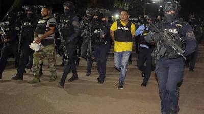 Agentes de Policía trasladan a Jorge Alberto Viera (c), uno de los tres hondureños que Estados Unidos ha solicitado en extradición por el delito de tráfico de drogas, a las instalaciones de Fuerzas Especiales de La Policía Nacional, hoy, en Tegucigalpa (Honduras).