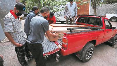 <b><span class=mln_uppercase_mln>Trámite.</span></b> Hermanas, primos y amigos de Jaime Noé, retiraron de Medicina Forense su cuerpo ayer.