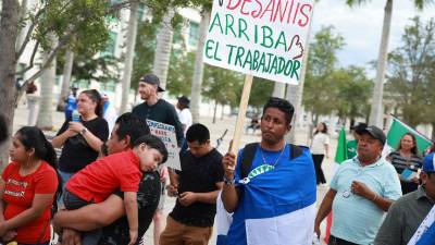 Cientos de personas se manifestaron ayer contra la polémica ley antiinmigratoria de DeSantis.