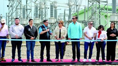 La presidenta Xiomara Castro y funcionarios de su gobierno inauguran la ampliación de la subestación San Pedro Sula Sur. Foto: Héctor Paz.