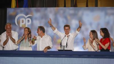 El candidato del Partido Popular, Alberto Núñez Feijoo, saluda a los simpatizantes en la sede de los populares en Madrid.