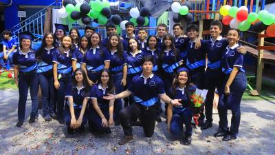 24 seniors compartieron en la celebración del último día de clases.