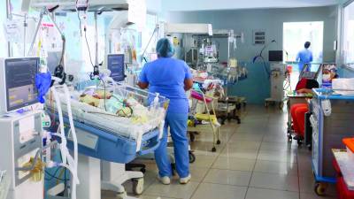 <b>Enfermeras atienden a bebés prematuros en la sala de cuidados intensivos. Foto: Moisés Valenzuela.</b>