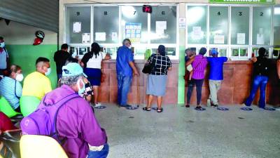 Pacientes del Mario Rivas hacen fila en la farmacia para que les sean dispensadas sus medicinas.