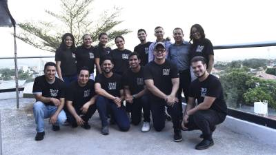 Los integrantes de “Arte Somos” estuvieron al pendiente de cada asistente, con el fin de crear juntos la pieza que buscaba cada pintor.