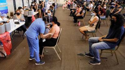Varias personas esperan su turno para recibir una dosis de la vacuna contra la covid-19 en Tegucigalpa.