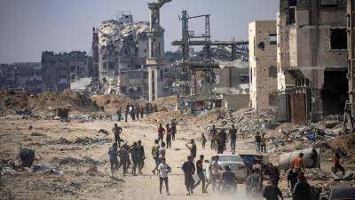 Palestinos desplazados inspeccionan la zona destruída después de una operación militar terrestre de las fuerzas israelíes, en el campamento de Khan Younis, en el sur de la Franja de Gaza, el 30 de agosto de 2024. EFE/EPA/HAITHAM IMAD
