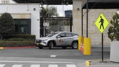 Fotografía de la embajada de los Estados Unidos este domingo en Bogotá (Colombia).