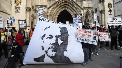 Imagen de archivo de una protesta de seguidores de Julian Assange ante la Corte de Justicia en Londres, contra extradición a EEUU.