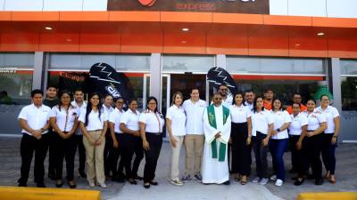 Ejecutivos y colaboradores de Veinticuatro Express frente a la nueva tienda ubicada en la gasolinera Texaco del segundo anillo de Circunvalación, entre la 27 y 33 calle.