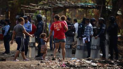 Fuerzas de Seguridad desalojan a familias de un predio ubicado en el Segundo Anillo de San Pedro Sula.
