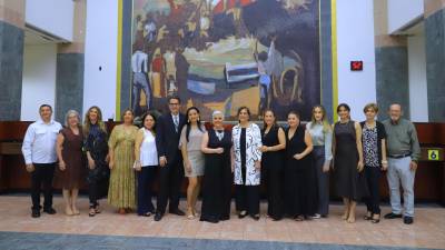 Los artistas participantes llegaron a la Torre Banpaís, lugar donde se expusieron las obras a los invitados.