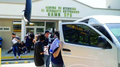 Menores llegan al Centro de Atención al Migrante.