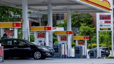 Vista de clientes que buscan tanquear sus vehículos en una estación de gasolina en Decatur, Georgia, el 6 de mayo de 2022.