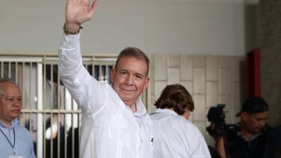 El candidato a la presidencia de Venezuela, Edmundo González Urrutia, saluda luego de votar este domingo, en un centro de votación en Caracas (Venezuela).