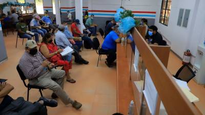 <b><span class=mln_uppercase_mln>Trámites.</span></b> A diario son atendidos más de 500 personas en la oficina de Registro Vehicular del IP en Zizima, bulevar del este.<span class=mln_uppercase_mln> Foto: Melvin Cubas.</span>