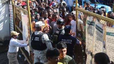 Migrantes hacen fila para regularizar su documentación, en el municipio de Tapachula, estado de Chiapas (México).