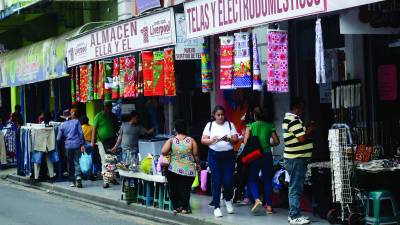 <b>Las tiendas han reducido sus plazas temporales por las bajas ventas que han tenido en el año, la bolsa de empleo de la Secretaría está en edificio Plaza. Fotos: Héctor Edú.</b>
