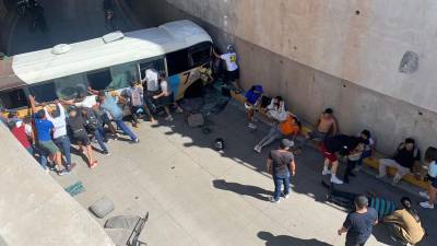 El bus quedó atrapado en el túnel.