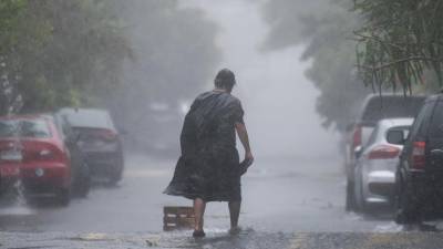 Una persona camina bajo la lluvia, este jueves en Monterrey, Nuevo León, México.