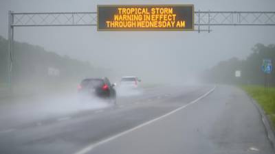 La tormenta tropical Debby ya ha cobrado la vida de cinco personas y continúa este martes castigando con lluvias torrenciales e inundaciones -que podrían ser históricas- a comunidades del sureste de Estados Unidos, que se hallan en estado de emergencia.