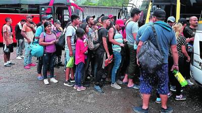 Migrantes ingresando por la frontera de Honduras | Fotografía de archivo